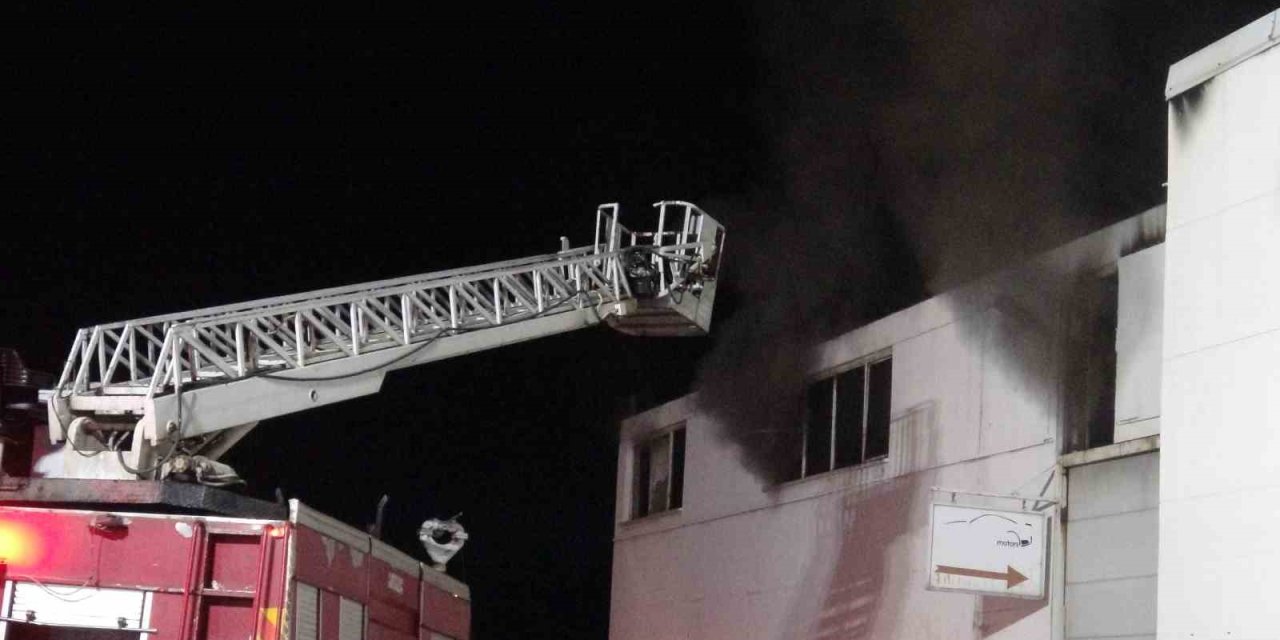 Akaryakıt İstasyonu Yanında Bulunan Metruk Binada Çıkan Yangın Korkuttu