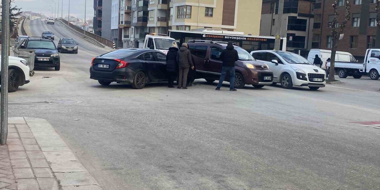 Cadde İle Sokak Kesişiminde Çarpışan 2 Araç Hasar Gördü