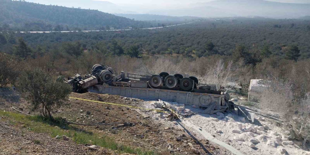 Mersin’de Şarampole Devrilen Tırdaki 2 Kişi Öldü