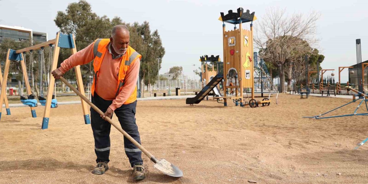 Antalya’da Çocuk Oyun Parkları Zemini Zeytin Çekirdeğiyle Kaplanıyor