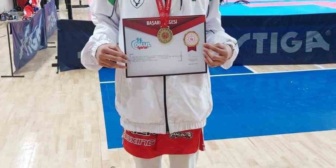 Eskişehir Orgeneral Halil Sözer Ortaokulu Öğrencisi ‘kick Boks’ Müsabakalarında Türkiye Birincisi Olarak Altın Madalya Kazandı