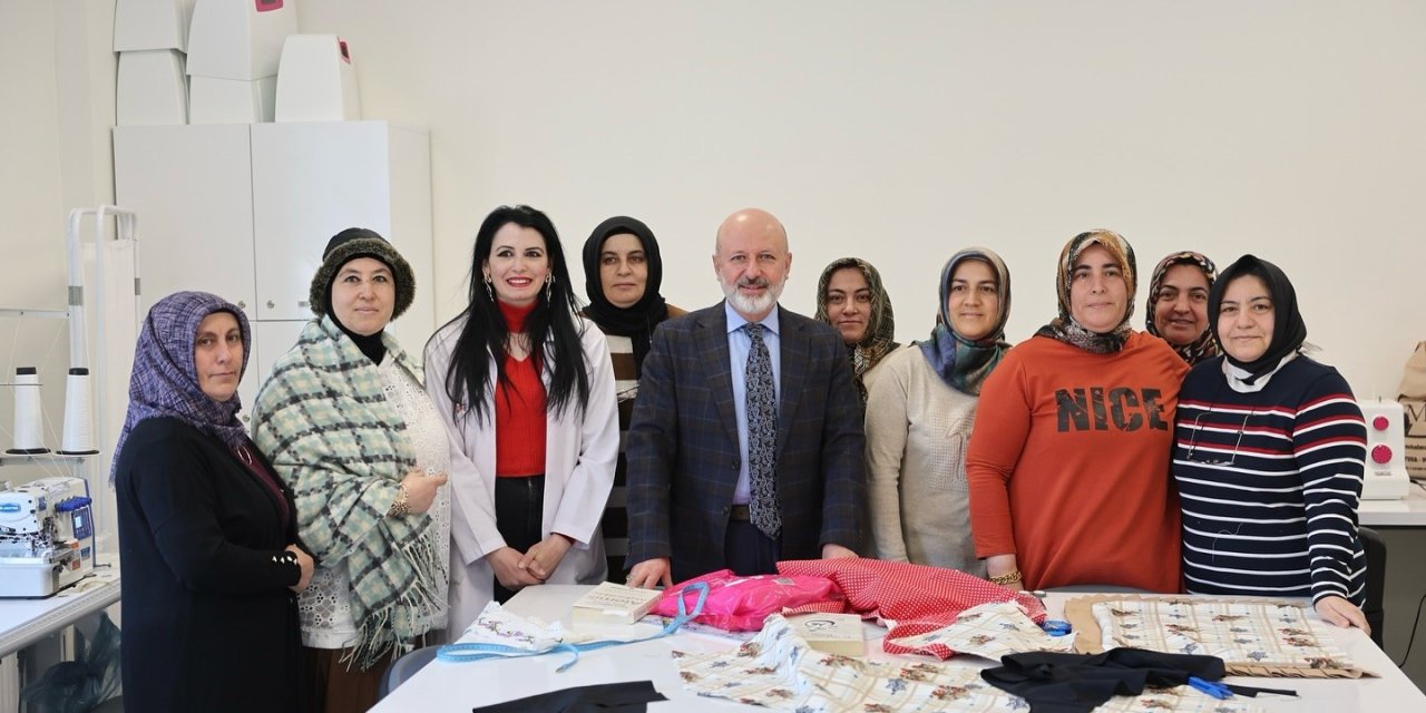 Başkan Çolakbayrakdar: "akademi İle 7’den 70’e Herkesin, Özellikle Ailelerin Mutluluğunu Artırıyoruz"