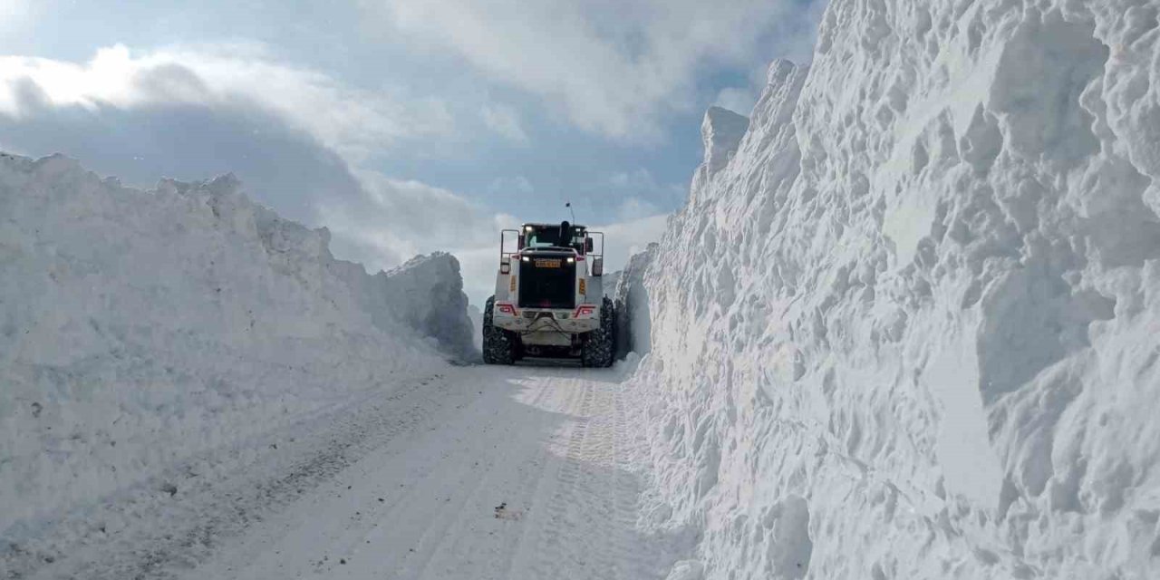 2 Metreyi Bulan Kar Birikintileri Temizlendi
