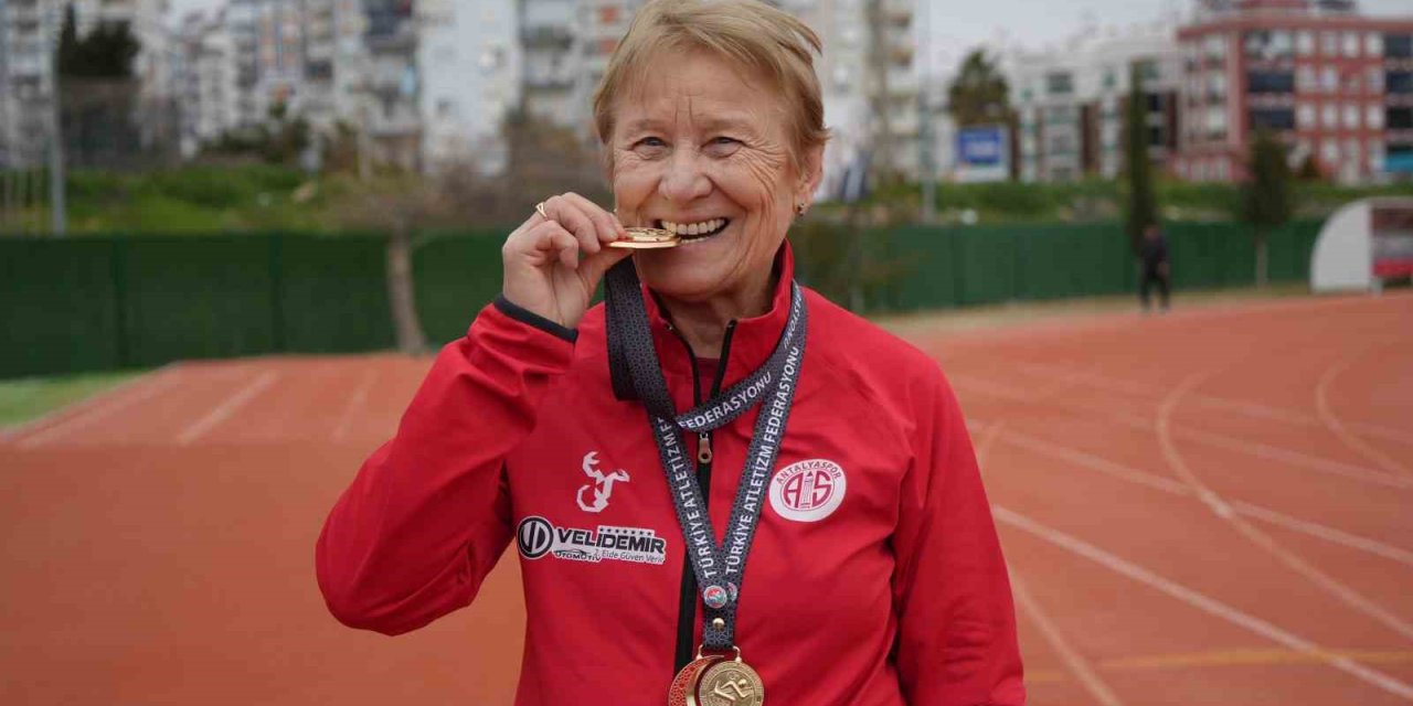 82 Yaşında Pistlerin Tozunu Atıyor