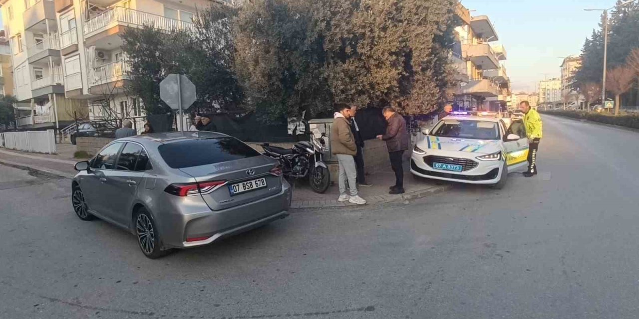 Manavgat’ta Motosikletle Otomobil Çarpıştı: 1 Yaralı