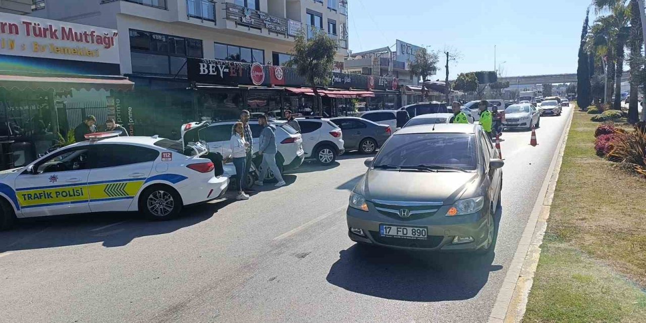 Manavgat’ta Otomobile Arkadan Çarpan Motosikletli Yaralandı