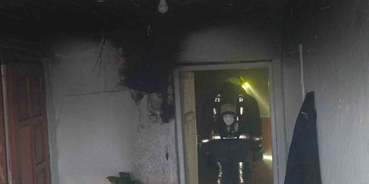 Elektrik Sayacı Patladı, Komşunun Müdahalesi Yangının Büyümesini Önledi