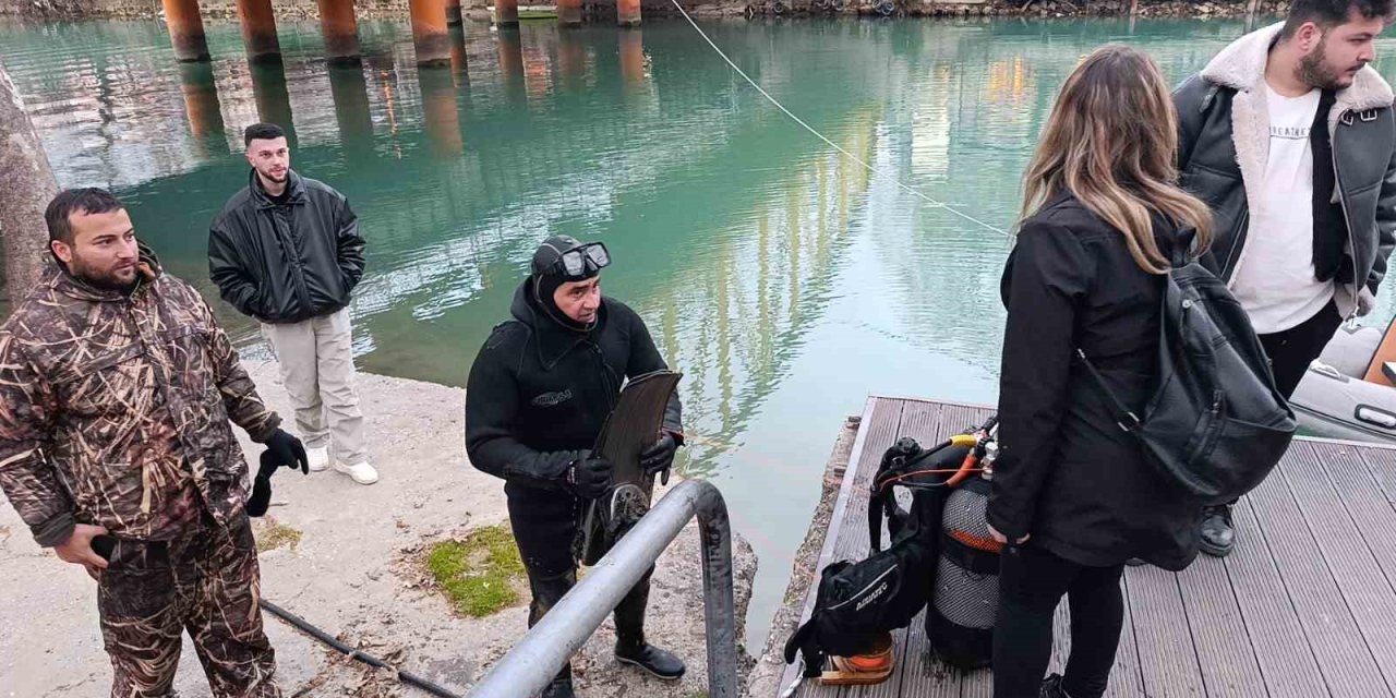 Genç Kızın Irmağa Düşürdüğü Telefon Dalgıçlar Tarafından Çıkartıldı