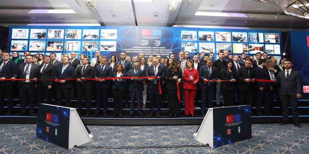 Mersin’de Dijital Gençlik Merkezi Açıldı