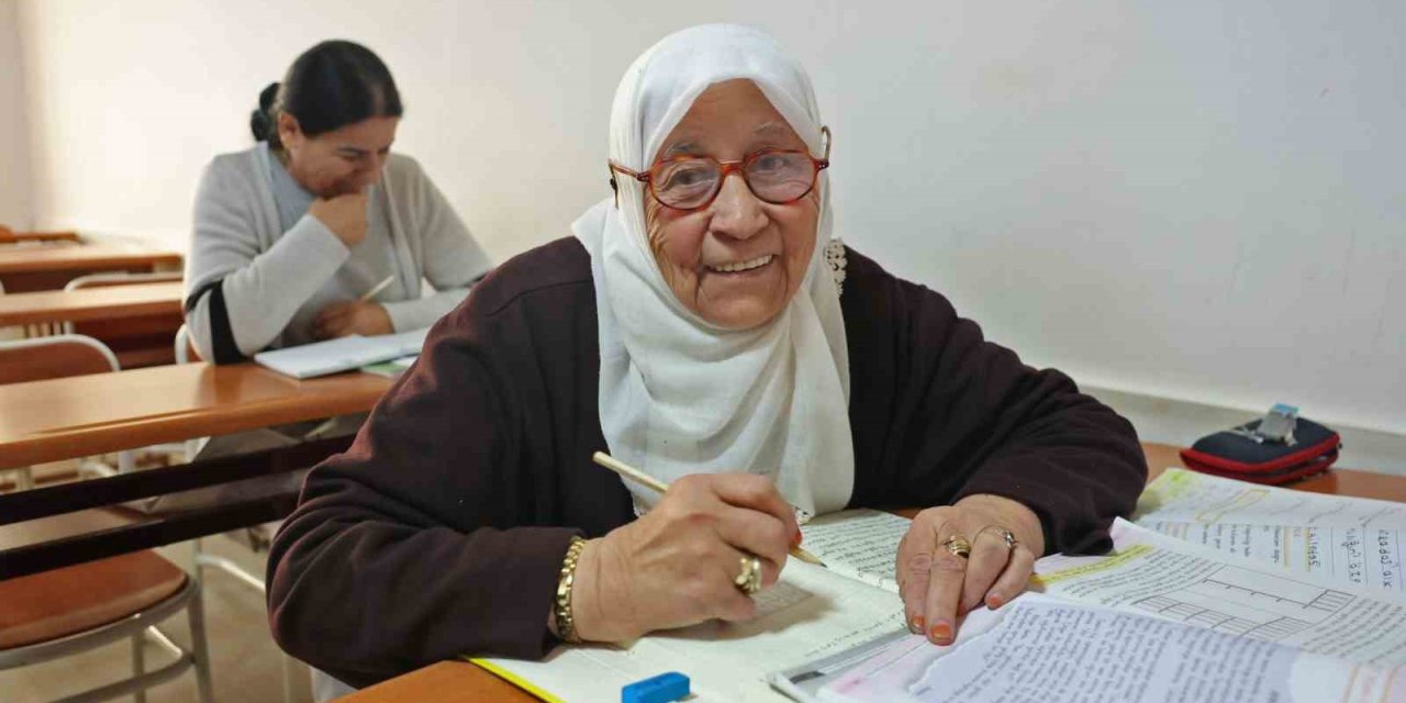 84 Yaşındaki Ayşe Nine Okuma Yazmayı, Afrikalı Cisse Türkçeyi Atasem’de Öğreniyor