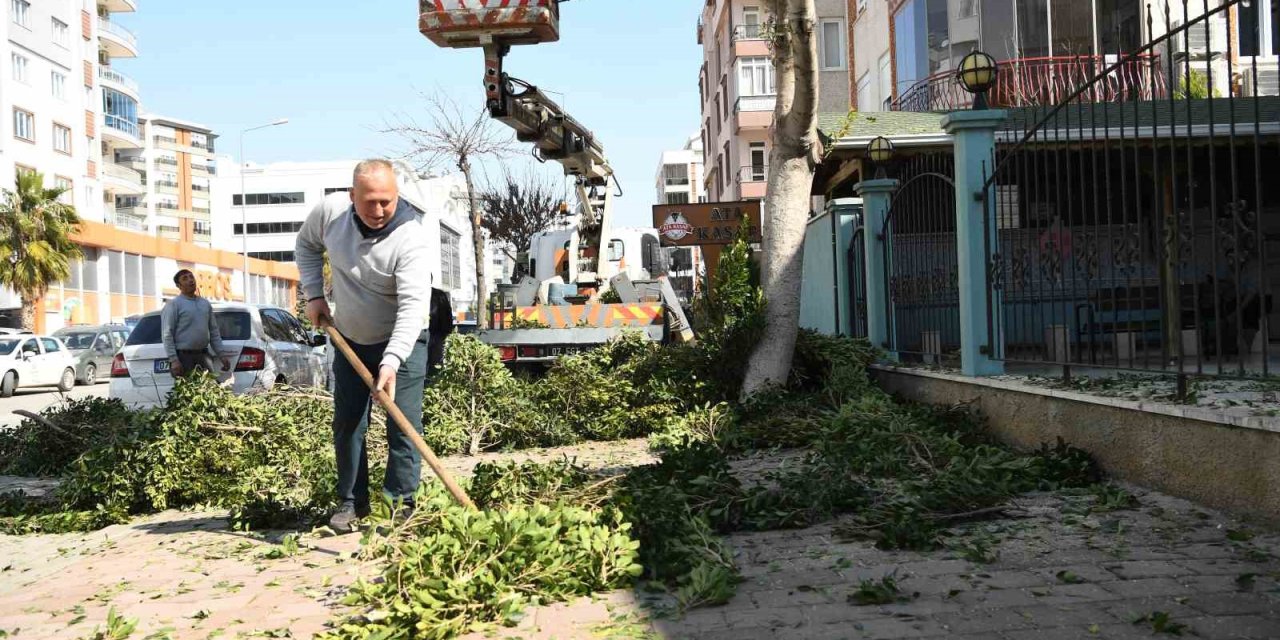 Konyaaltı Belediyesi’nden Cami Bahçelerinde Ramazan Temizliği
