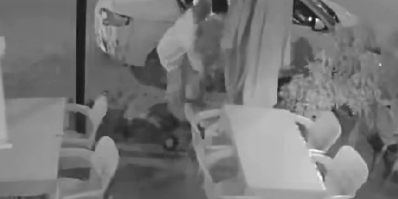 Mersin’de İlginç Olay: Otomobille Gelip Çiçeği Çaldı