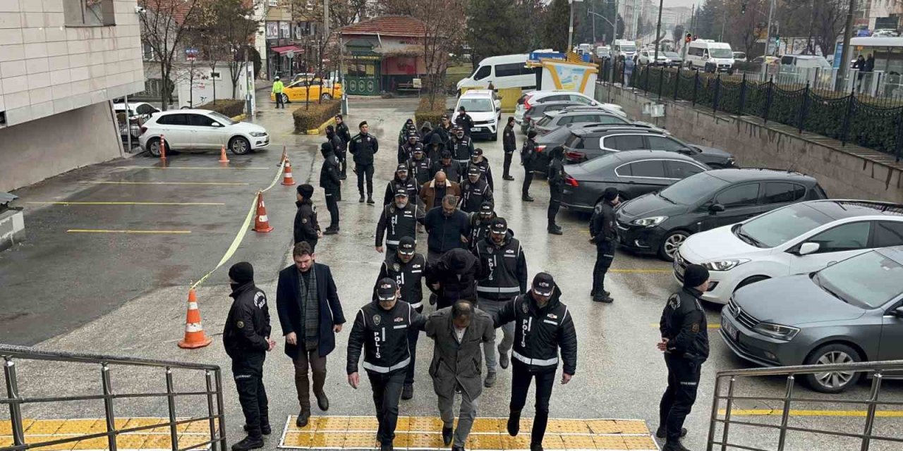 Eskişehir’de Tefecilik Suçundan Mahkeme Sevk Edilen Şüphelilerin 4’ü Tutuklandı