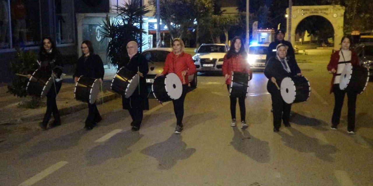 Mersin’de Kadın Davulcular Vatandaşları Manilerle Sahura Uyandırdı