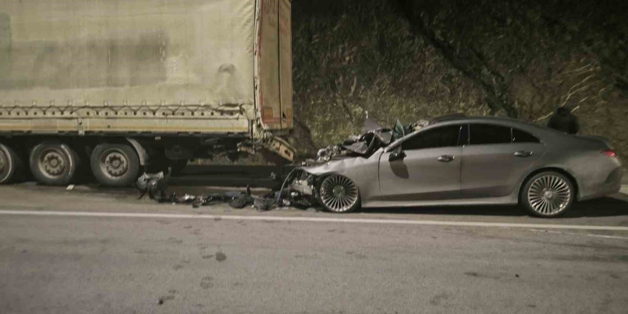 Ehliyetsiz Ve Alkollü Sürücü, Önce Çekiciye Sonra Tıra Çarptı