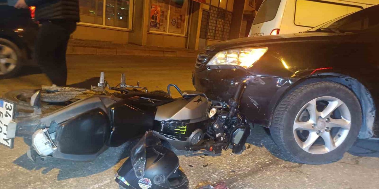 Motosiklet Otomobilin Altına Girdi: 1 Yaralı