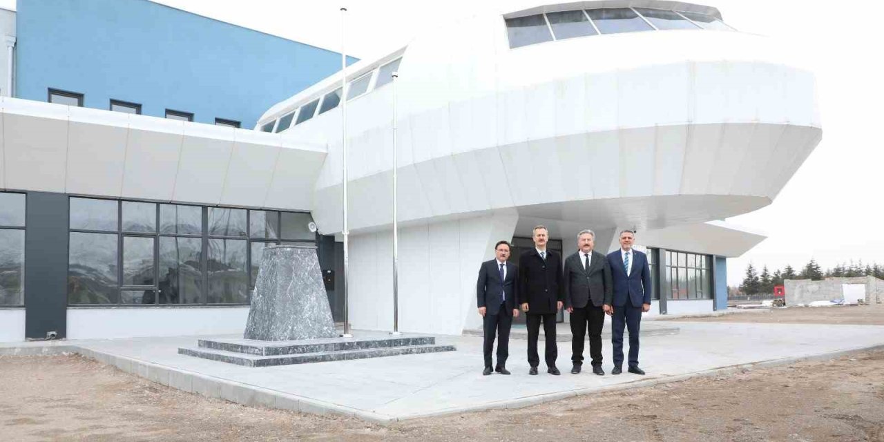 Savunma Sanayii Başkanı Melikgazi Belediyesi Havacılık Ve Uzay Bilimleri Lisesi’ni Ziyaret Etti