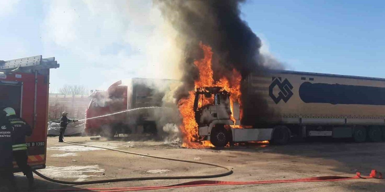 Bir Tırda Çıkan Yangın Yandaki 2 Tıra Daha Sıçradı