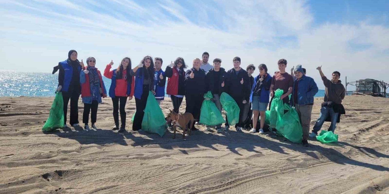 Macar Ve Türk Öğrenciler Boğaz Sahillerini Temizledi