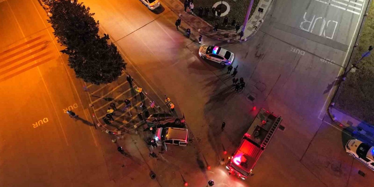 Karaman’da Hafif Ticari Araçla Çarpışan Otomobil Yan Yattı: 4 Yaralı