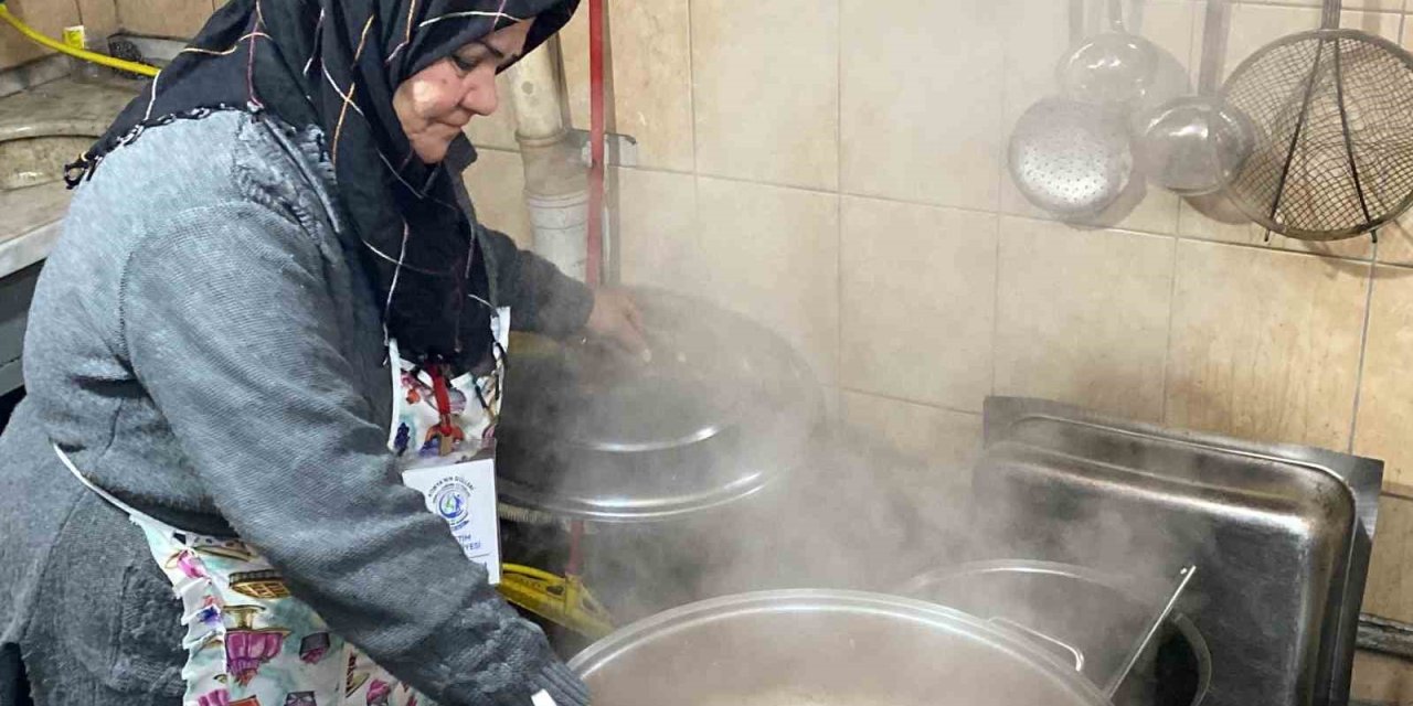 Emekli Öğretmen Elleri Yana Yana Muhtaçlara Gönüllü Aşçılık Yapıyor