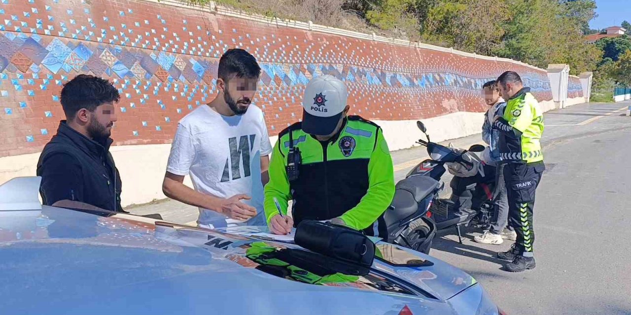 Denetime Takılan Ehliyetsiz Sürücü Ağabeyinin Kimliğiyle Uygulamayı Atlatmak İstedi