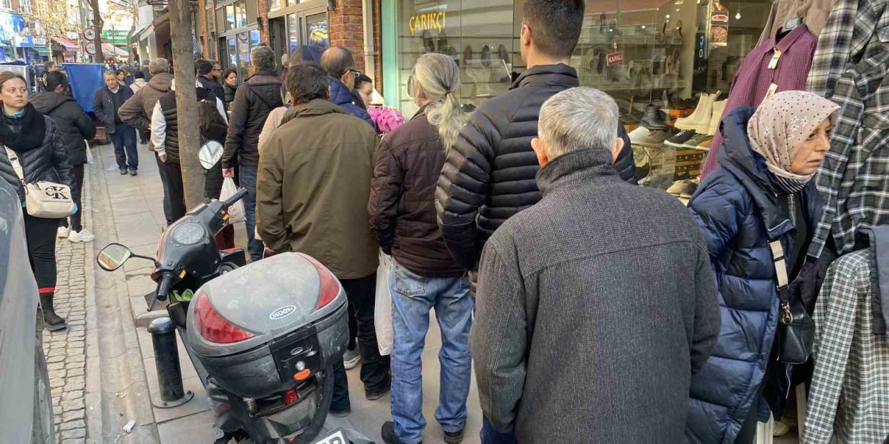 Fırınların Önünde Metrelerce Pide Kuyruğu Oluştu