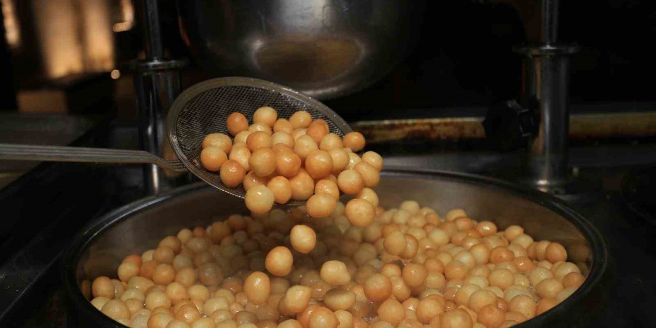 Ramazan’ın İlk Teravihinde Kepez’de Lokmalar Döküldü