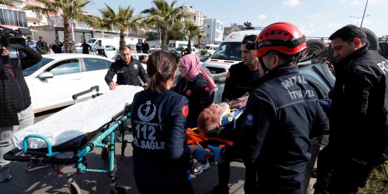 Önce Palmiyelere Çarptı, Ardından Takla Atan Araçta Sıkıştı