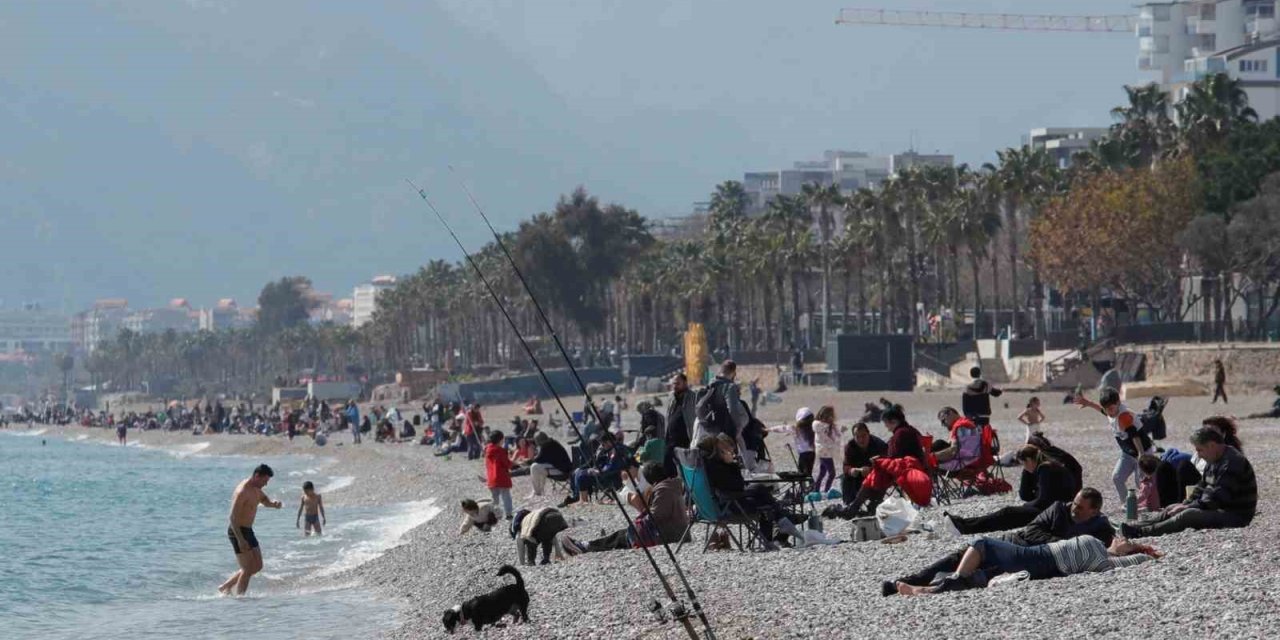 Güneşli Havayı Fırsat Bilen Antalyalılar Konyaaltı’na Akın Etti
