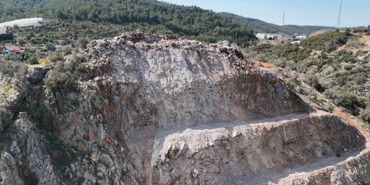 Alanya’da Dinamitle Patlatılan Dağ, Karayolunu 6 Saat Kapalı Tuttu