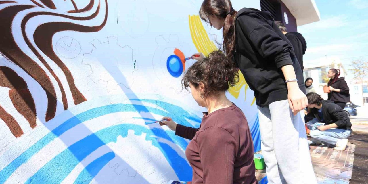 Kepez’de 8 Mart’a Özel Duvar Resmi