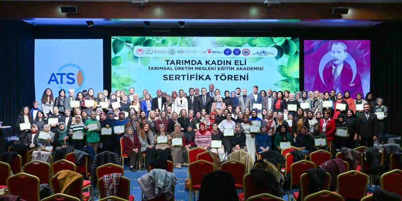 Kadın Eli Tarıma Değdi: 100 Kadın Çiftçi Sertifikalarını Aldı