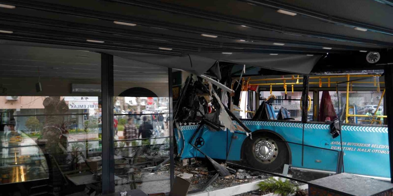 Sürücüsü Fenalaşan Halk Otobüsü Araçlara Çarpıp Kafeteryaya Daldı: 3 Yaralı