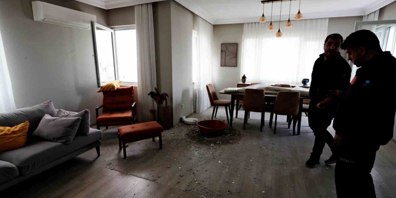 Bir Anda Düşen Yıldırım Bomba Gibi Patladı, Apartmanda Delik Açıldı