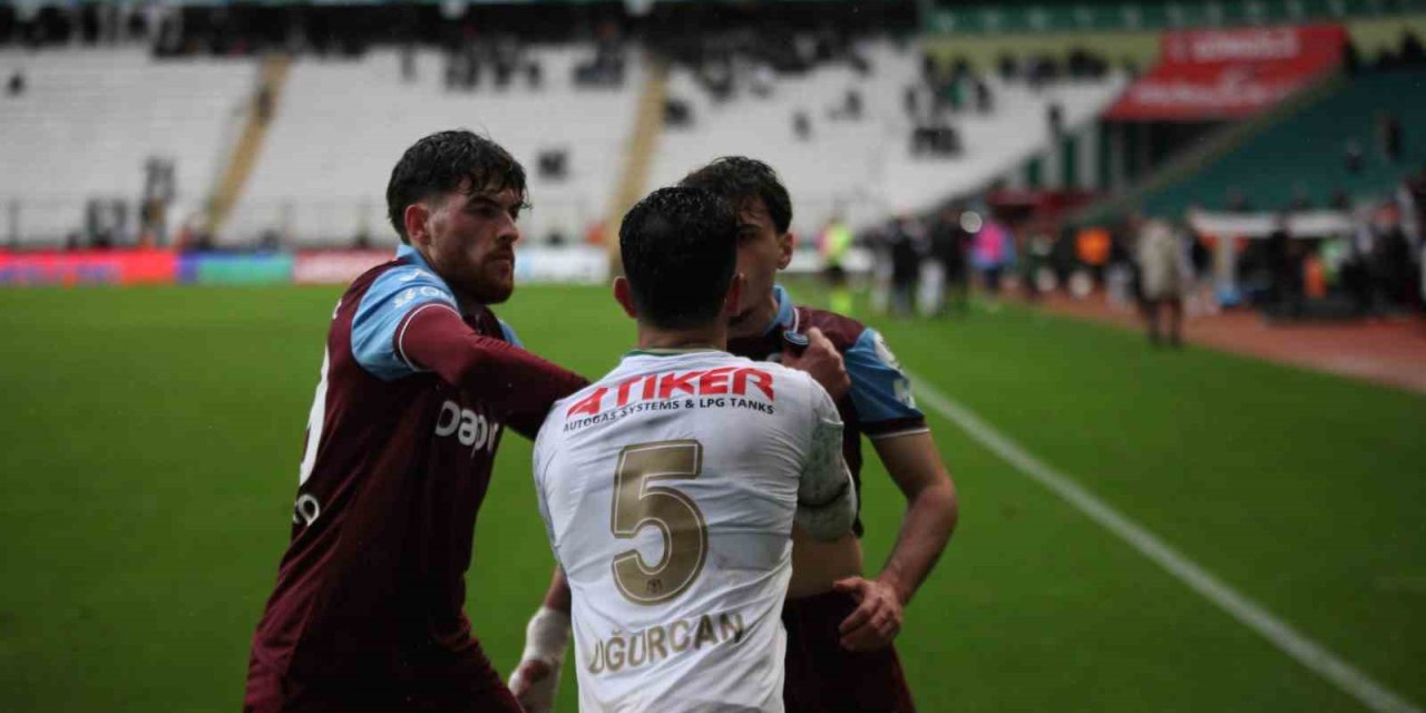 Konyaspor - Trabzonspor Maçının Uzatma Dakikalarında Kavga Çıktı
