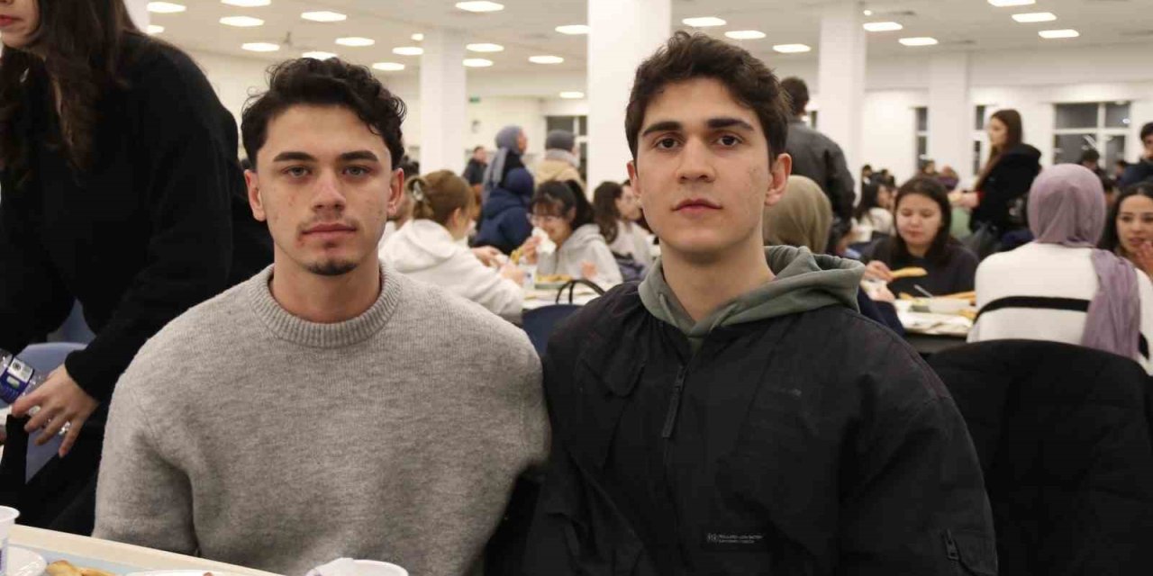 Anadolu Üniversitesi Rektörü Adıgüzel 4 Bine Yakın Öğrenci İle İftar Yaptı