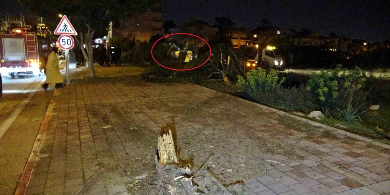 Otomobil Kaldırıma Çarpıp Bahçeye Uçtu, Polis Memuru Sürücü Ağır Yaralandı