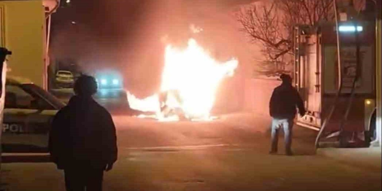 Seyir Halindeki Otomobil Aniden Alevler İçerisinde Kaldı