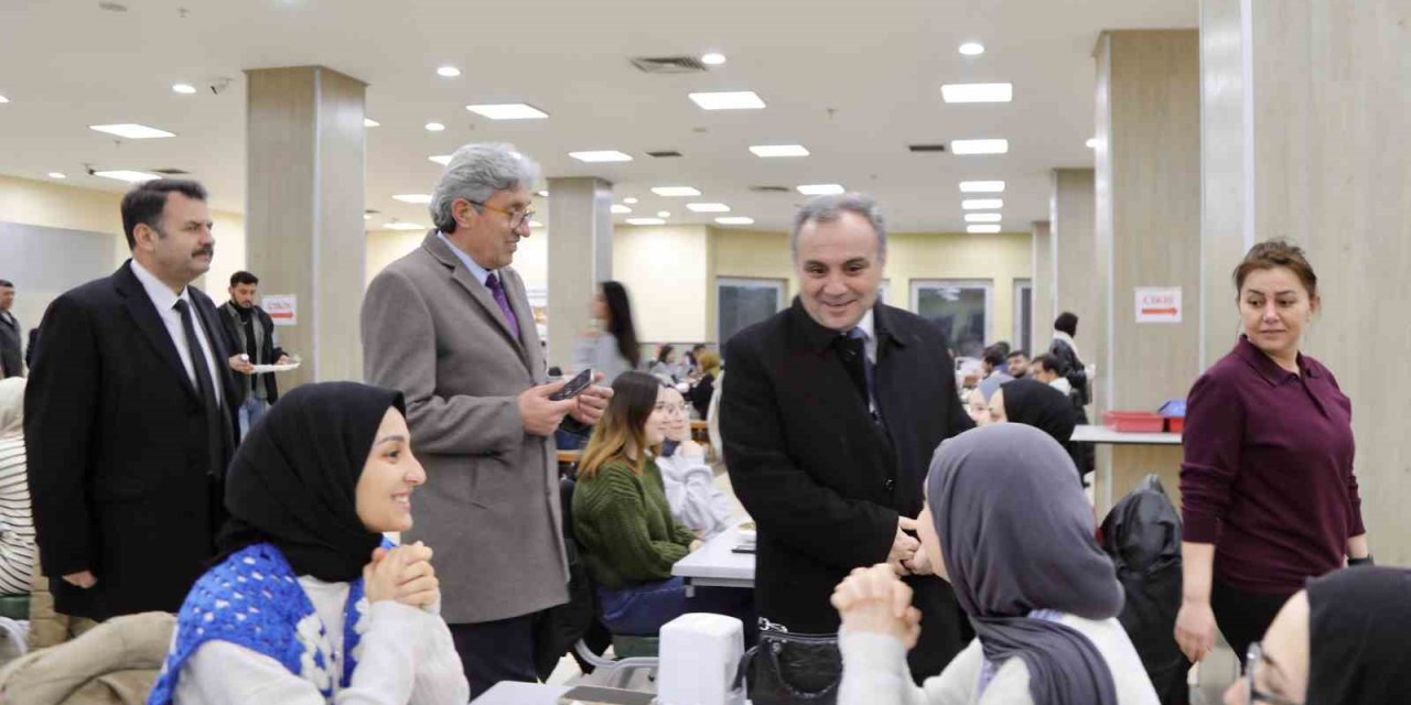 Rektör Prof. Dr. Altun, Öğrencilerle İftar Yaptı