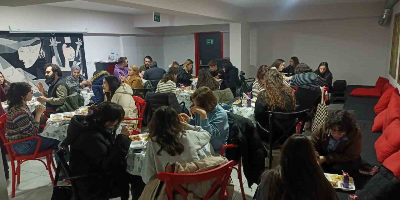 Ceren Özdemir Adalar Gençlik Merkezi’nde Ramazan Sofrası Kuruluyor