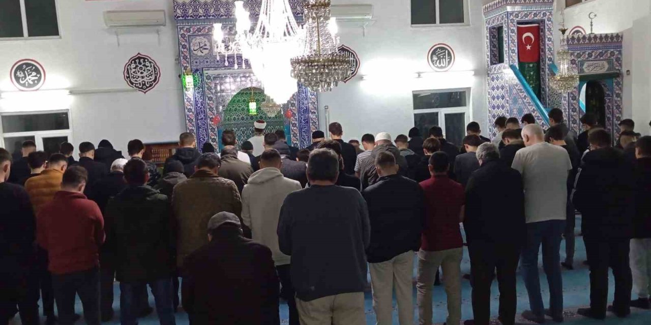 Beylikova’da Lise Öğrencileri Teravih Namazında Buluştu