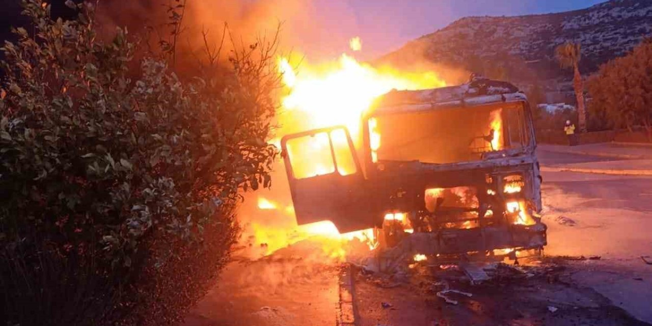 Mersin’de Karton Yüklü Tır Alev Alev Yandı