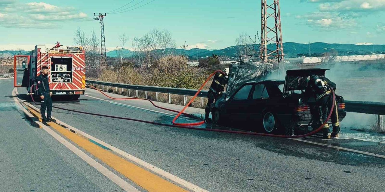 Antalya’da Seyir Halindeki Otomobilde Yangın