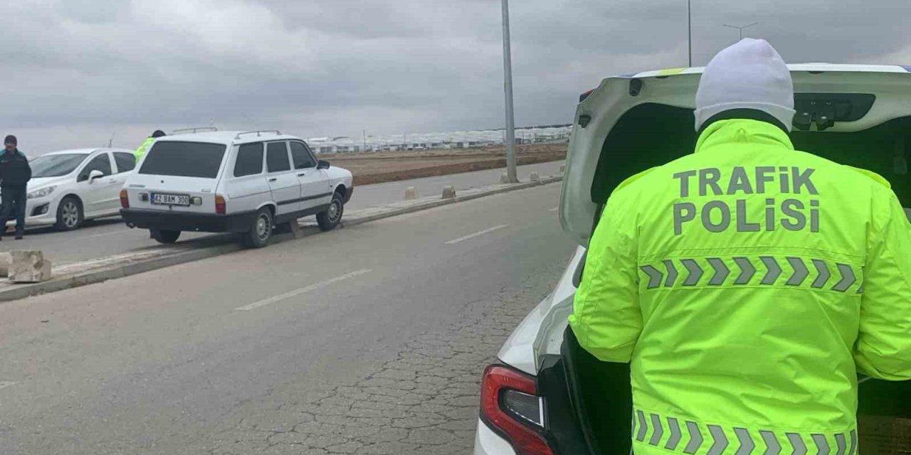 Karaman’da Orta Refüje Çıkan Otomobilin Sürücüsü Yaralandı