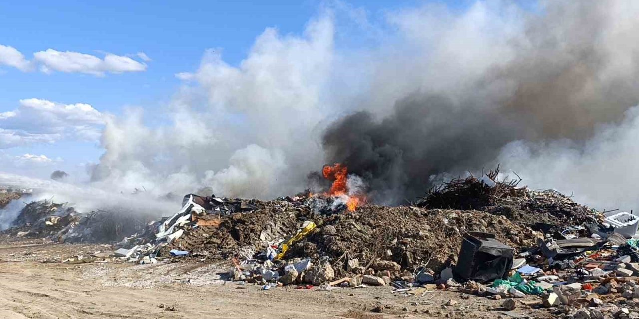 Manavgat’ta Yol Kenarındaki Moloz Yangını İtfaiye Ekiplerince Söndürüldü