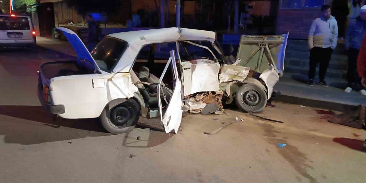 Serik’te Tofaş Otomobilin Hurdaya Döndüğü Kazada 1’i Ağır 3 Kişi Yaralandı