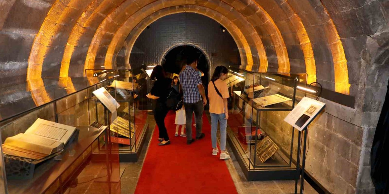 Talas’ın Tıpkıbasım Kur’an Sergisi’ne Ramazan Yoğunluğu