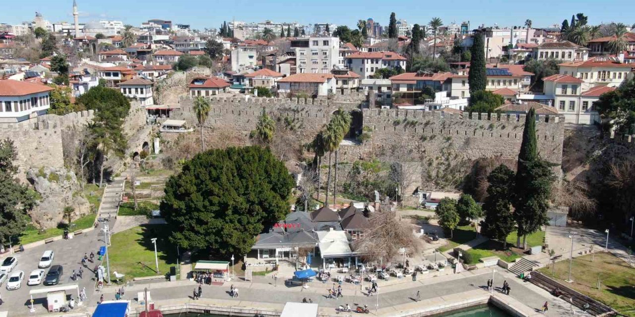 Tarihi Kaleiçi Surları Çökme Tehlikesiyle Karşı Karşıya