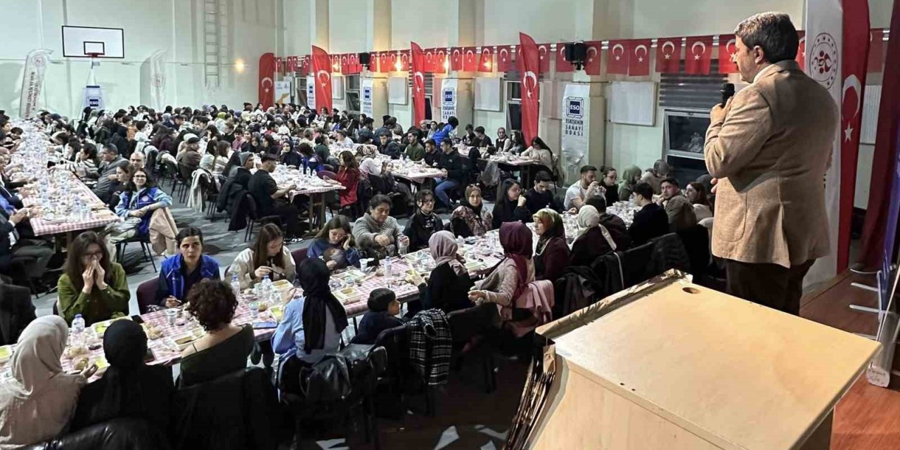 Gençlik Ve İş Dünyası İftar Sofrasında Buluştu